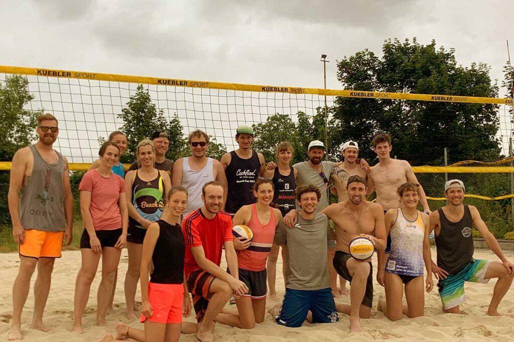 Gruppenfoto vor Netz