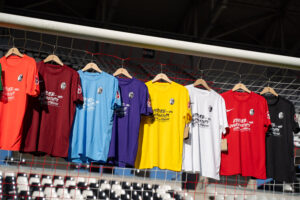 Trikots vom SC Freiburg bei der Schutzschild Auftaktveranstaltung