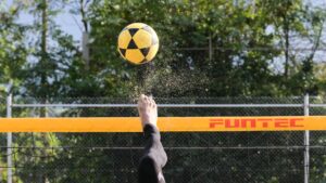 Fuß mit Footvolley beim Scorpion Kick