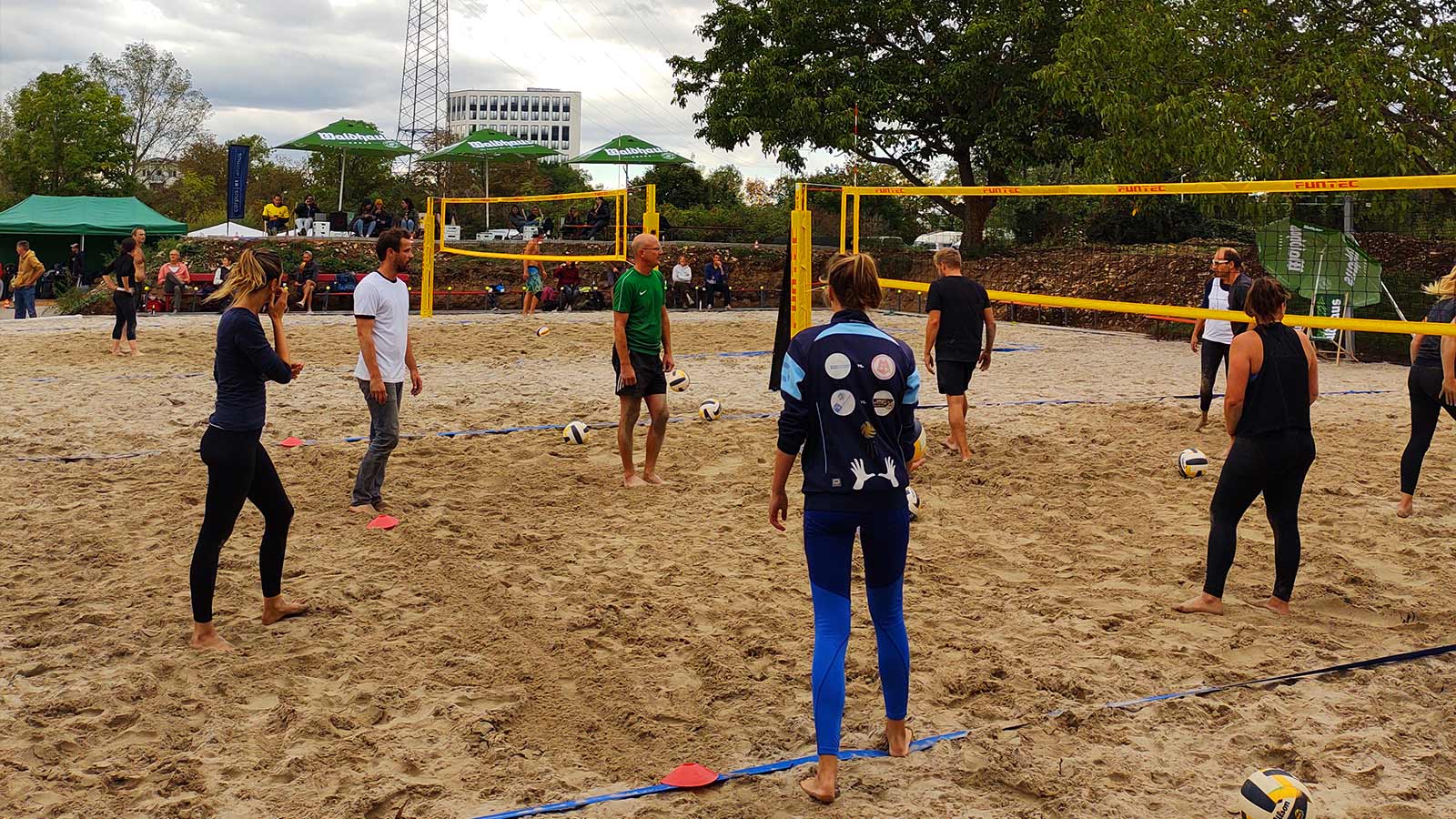 Beachvolleyballer_Innen im Kreis